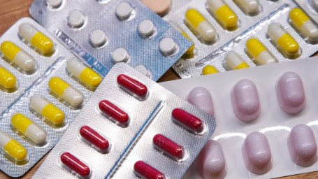 Бесплатные лекарства для пенсионеров в 2026 году: кому положены и как получить