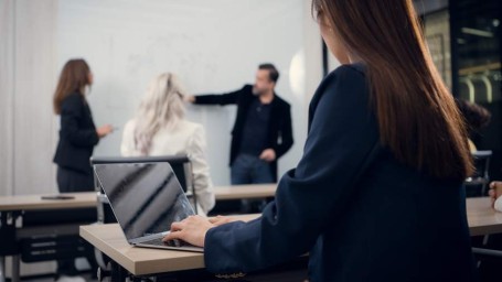 21 октября — День деловых женщин в России: история, традиции, поздравления