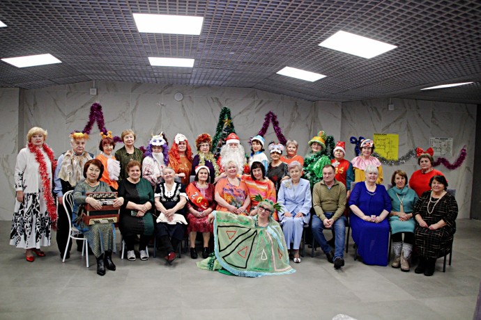 Мудрость лет и звонкий смех: Встреча Нового года в кругу друзей. Мудрость лет и звонкий смех: Встреча Нового года в кругу друзей.