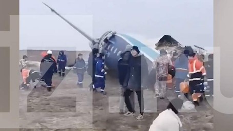 Минтранс Казахстана сообщил о 16 россиянах на борту разбившегося в Актау самолета