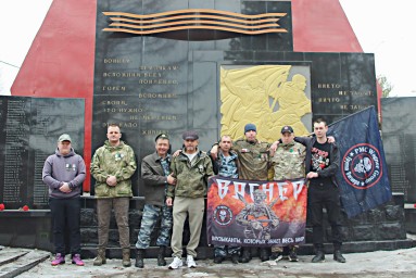 Ветераны ЧВК «Вагнер» возложили цветы к памятнику ВОВ и воинам-интернационалистам