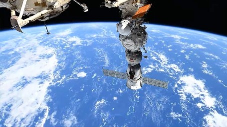 Российские космонавты впервые в мире озвучили тифлокомментарий на борту МКС