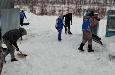 Волонтеры Муниципального штаба помогли жене участника СВО в уборке двора от снега