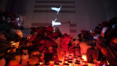 Едины горем: день траура по погибшим в «Крокусе» завершился масштабной акцией памяти