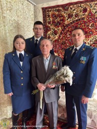 Сотрудники Тындинской городской прокуратуры поздравили ветерана ВОВ Николая Козлова