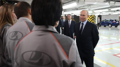 Путин призвал чиновников пересесть на российские авто
