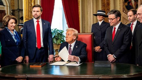 Трамп подписал более 200 указов сразу после инаугурации