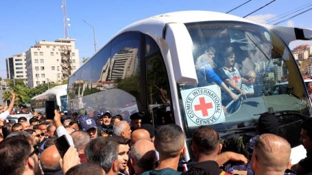 Автобусы с освобожденными заключенными прибыли на палестинские территории