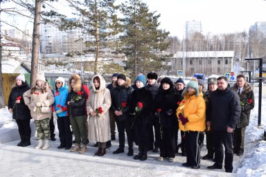 У памятника воинам-землякам, погибшим в годы ВОВ состоялось возложение цветов