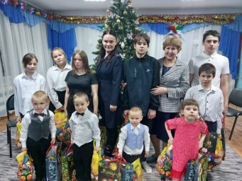В Тынде полицейский Дед Мороз поздравил детей с наступающим Новым годом