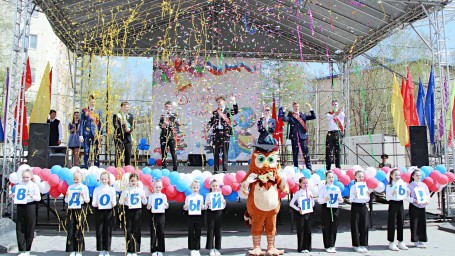 На главной площади города прозвенел  последний звонок