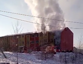 В городе Тынде огнеборцы МЧС России тушат пожар в трёхэтажном жилом доме