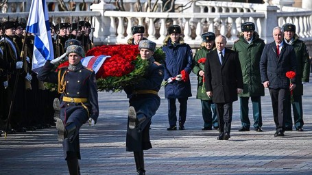 Путин возложил венок к Могиле Неизвестного Солдата в День защитника Отечества