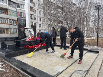 Акция "Память жива": Юнармейцы ухаживают за памятником.