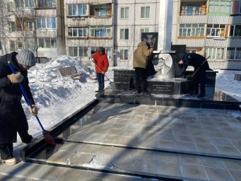 Активисты Движения Первых убрали и подготовили памятник к митингу