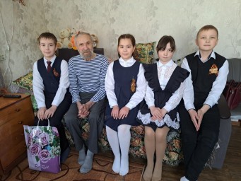 ​Школьники сердечно поздравили детей войны с Днём Победы