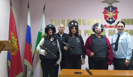Тындинские транспортные полицейские провели для детей экскурсию по линейному отделу