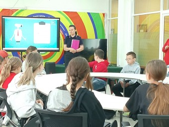 Тындинские транспортные полицейские сели за круглый стол с ребятами, посещающими пришкольные лагеря