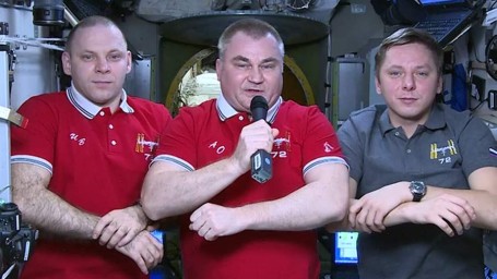 Космонавты с борта МКС поздравили россиян с Днем космонавтики