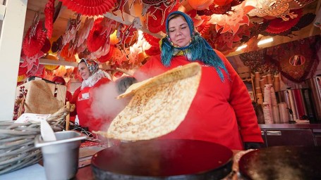 Третий день Масленицы — Лакомка: время ходить к теще на блины