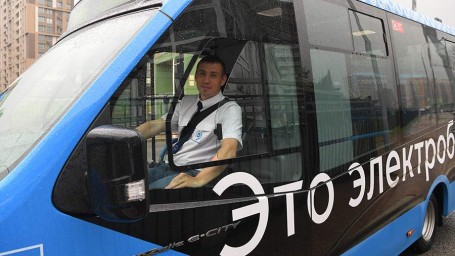 День автомобилиста в России в 2025 году: какого числа отмечается, как поздравить