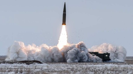 Российские войска нанесли групповой удар по питающим ВПК Украины объектам энергетики