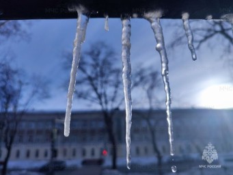 Осторожно! С крыш зданий возможно падение снега и льда