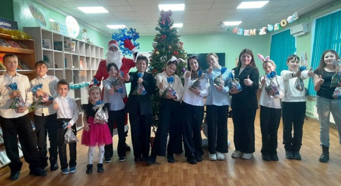 Однажды у новогодней ёлки Однажды у новогодней ёлки