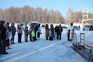 ​Крещение жители Тынды отметили купанием в проруби