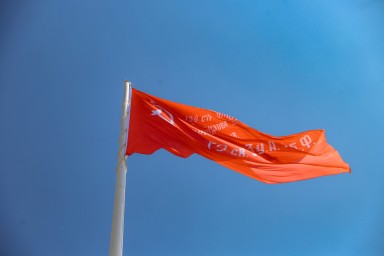 На самый высокий флагшток Дальнего Востока подняли копию Знамени Победы.
