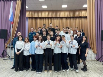 В Тынде полицейские и спасатели МЧС России провели урок мужества для школьников