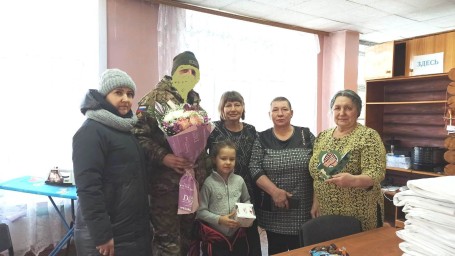 Пришел солдат домой.