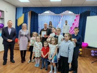 Многодетным амурчанам вручили частичку семейного очага