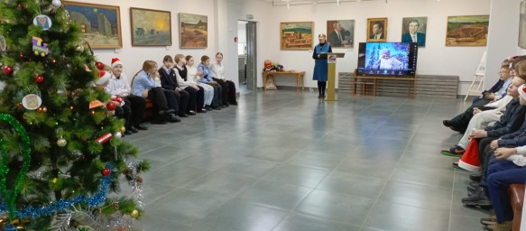 В предновогодние дни идут школьники в музей