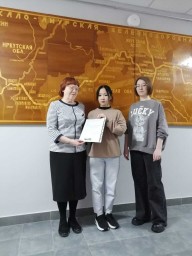 Педагог и учащаяся Первомайской школы передали музею свой исследовательский проект