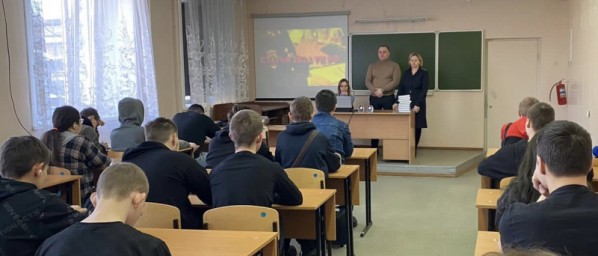 В Тынде транспортные полицейские провели акцию «Безопасный интернет» для студентов