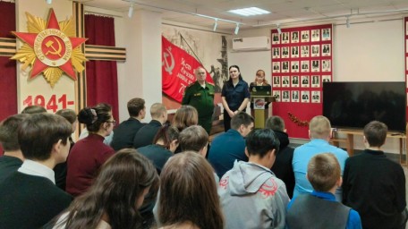 Тындинские транспортные полицейские провели уроки кибербезопасности для школьников