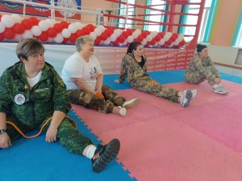 Женская гвардия Тынды осваивает военную подготовку.
