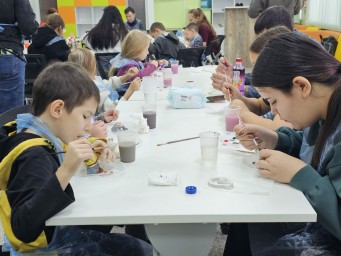 "Плед" дарит краски: Мастер-класс по росписи гипсовых фигурок