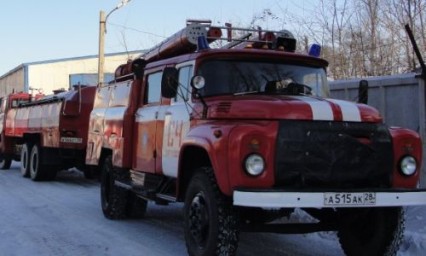В Тынде на Московском бульваре ликвидирован пожар в неэксплуатируемом здании