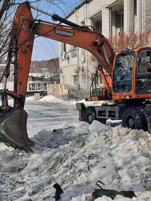 "Чистый город" и дорожные службы устраняют наледь