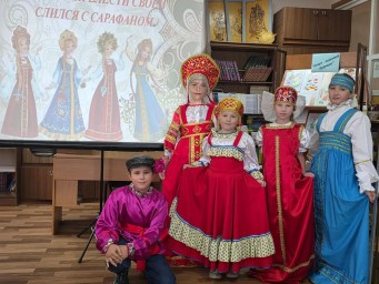 В Соловьёвске состоялся фольклорный час &laquo;Праздник русского сарафана&raquo;.