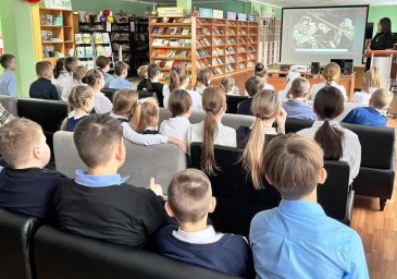 Я гражданин страны большой, весь мир открыт передо мной.