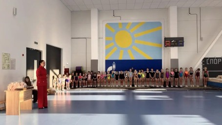 Соревнования по прыжкам на акробатической дорожке: "Призы Деда Мороза"