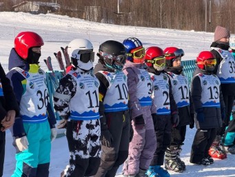 "В честь Героев: Горнолыжный Турнир в Спортшколе №1"