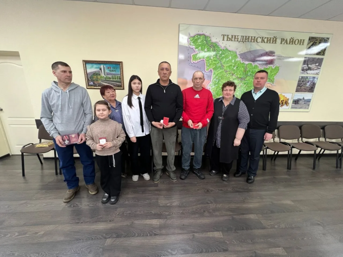 В администрации Тындинского округа вручили награды участникам СВО. В администрации Тындинского округа вручили награды участникам СВО.