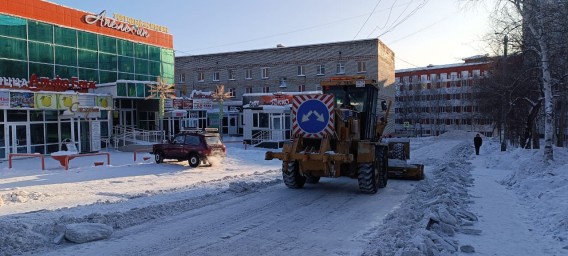 ​В Тынде продолжается борьба с последствиями снегопада
