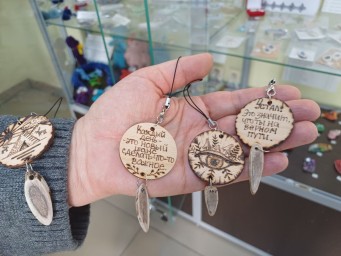 Витрина «Эвенкийского сувенира» пополнилась новыми изделиями ручной работы.