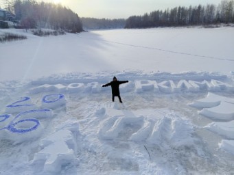 &laquo;Душа моя просила&raquo;: житель Усть-Уркимы в минус 40 нарисовал ледовую открытку