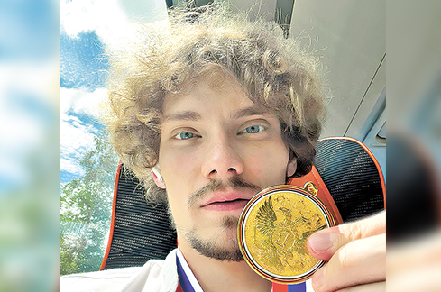 Плыть к золотому бортику Плыть к золотому бортику